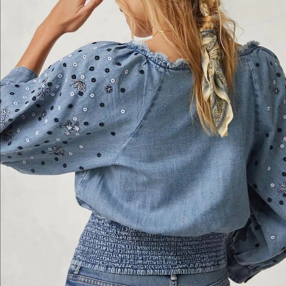 PILCRO EMBROIDERED CHAMBRAY BLOUSE